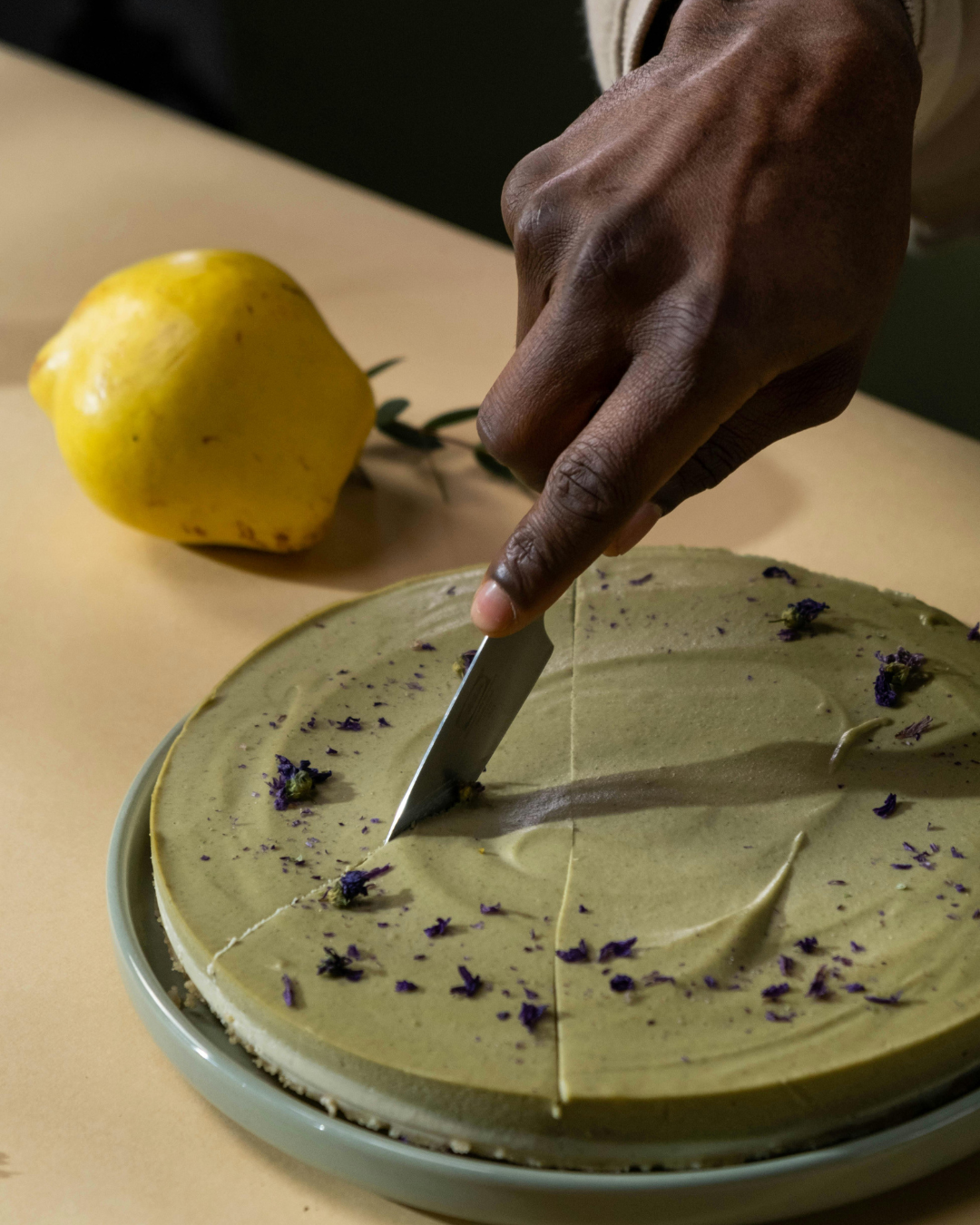 Nepečený pistáciový cheesecake s citrónovou kôrou